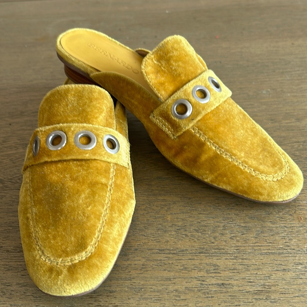 Women’s Bernardo Velvet Grommet Mules. Mustard Yellow. Size 6.